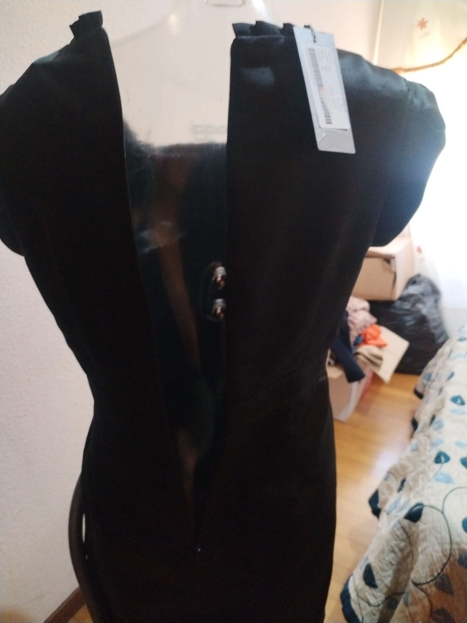 Un vestido de fiesta en negro con un toque en la cintura de flores y piedras – photo 9